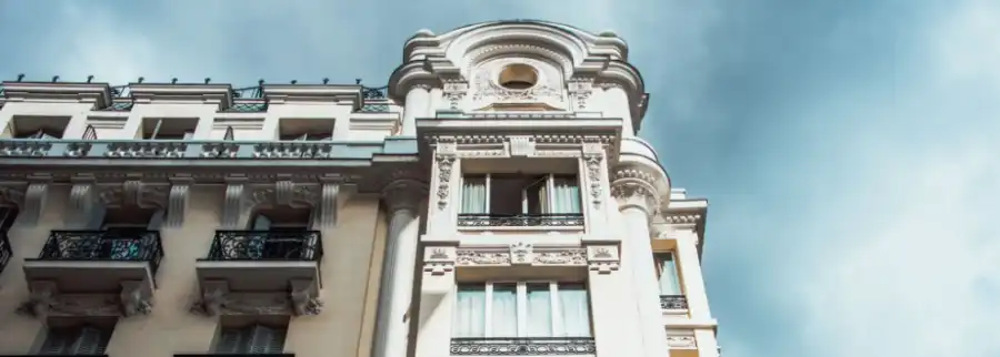 Fachada principal de edificio clásico con elementos ornamentales y balcones