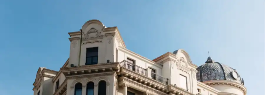 Edificio emblemático de arquitectura clásica con cúpula bajo cielo azul