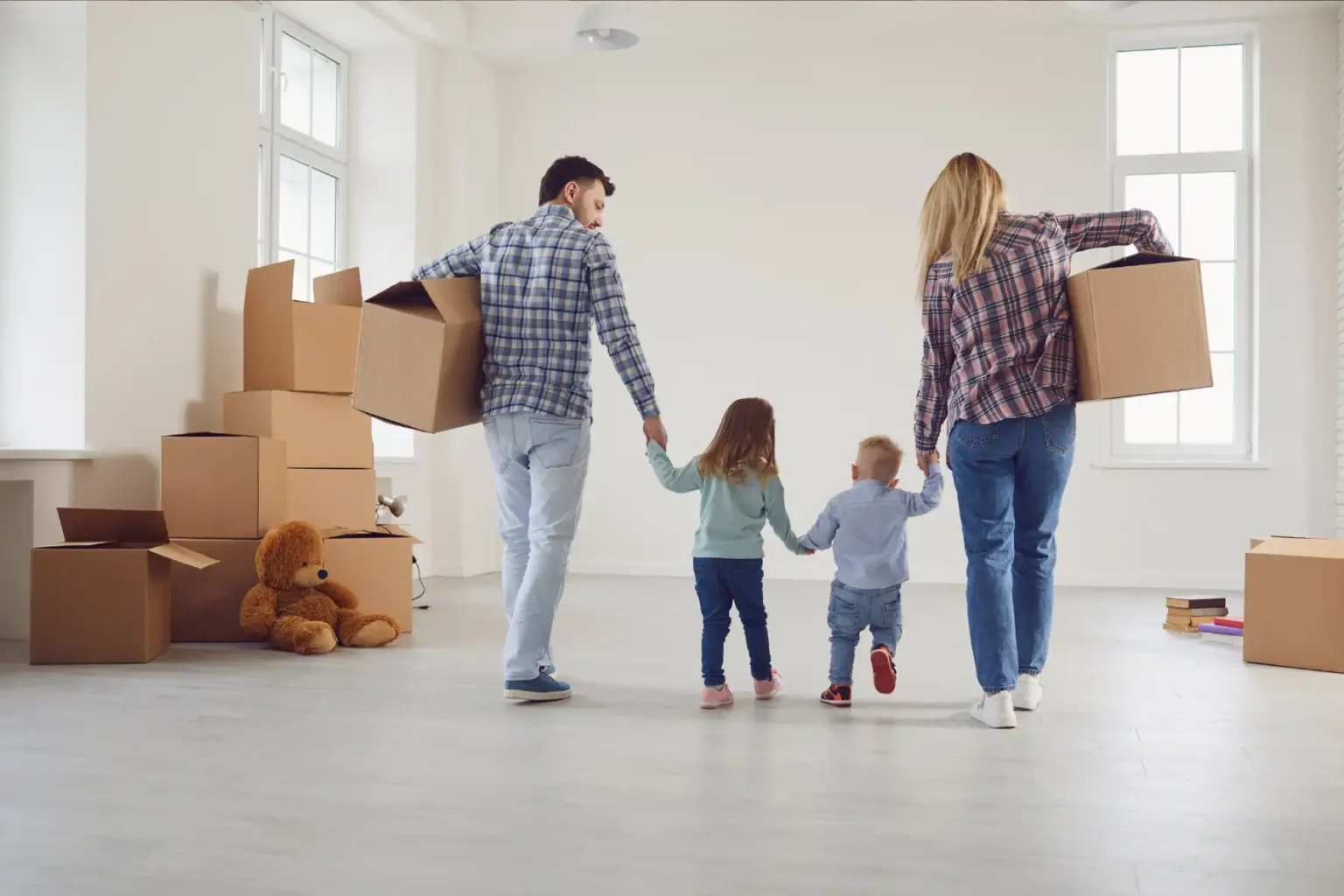Familia mudándose a una vivienda en alquiler representando el arrendamiento de vivienda y la situación de inquilinos según la normativa actual