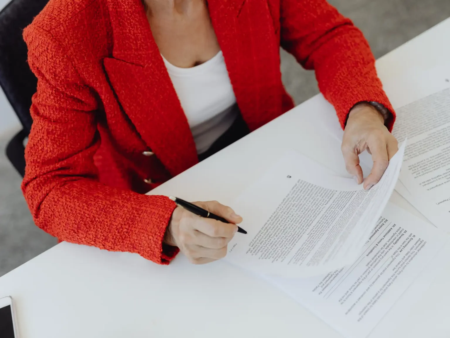 Persona firmando un contrato de arras en una compraventa de vivienda, paso clave antes de solicitar la hipoteca