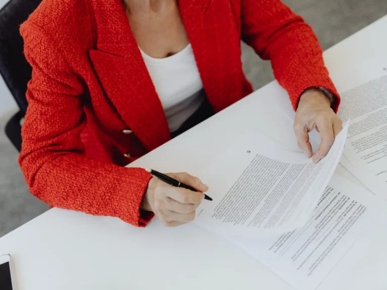Persona firmando un contrato de arras en una compraventa de vivienda, paso clave antes de solicitar la hipoteca
