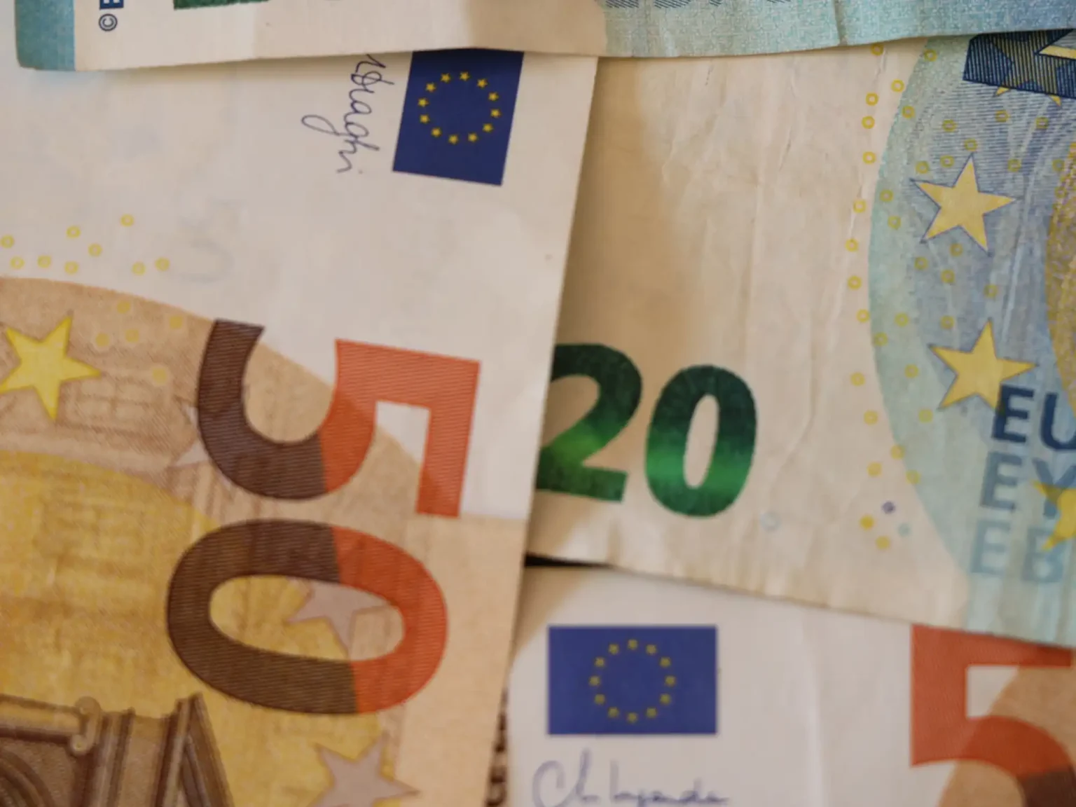 Billetes de euro representando la devolución del dinero de las arras en caso de denegación de hipoteca