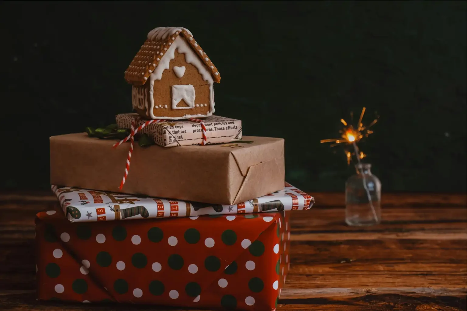 Regalos navideños con casa decorativa representando el resumen de hitos jurisprudenciales en derecho inmobiliario durante 2025