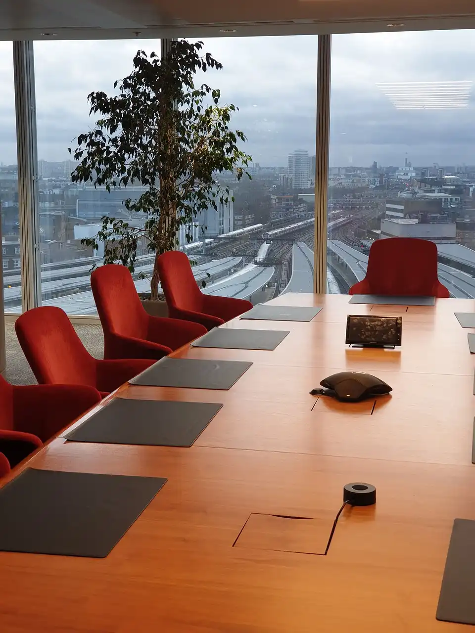 Sala de reuniones profesional simbolizando el análisis jurídico del Tribunal Supremo sobre la nulidad de contratos coligados en hipoteca inversa