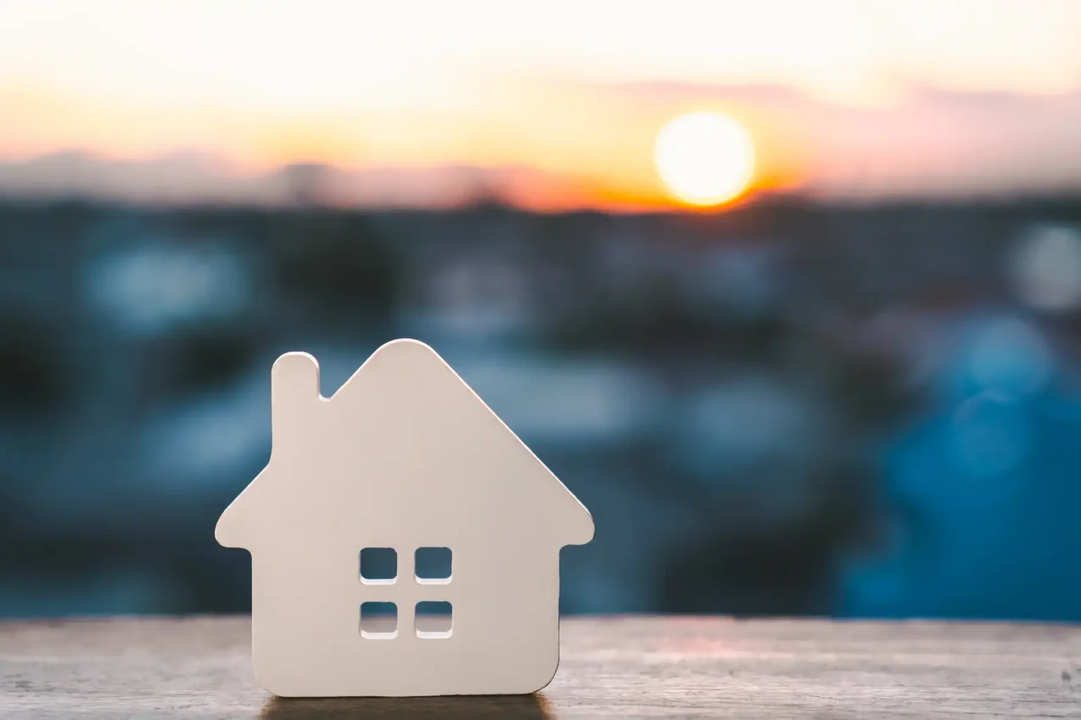 Figura de vivienda representando la transmisión del patrimonio inmobiliario en procesos de sucesión y herencia familiar
